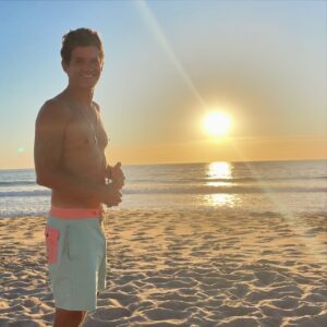 Pedro Granger Instagram - Mais giro que os calções só mesmo este solzaço. 
Ok, vá!… eu também não estou mal 🤷🏼‍♂️. 

#PedroGranger  #DCK #DCKboardahorts #sun #summer #beach #verao #praia #parceria