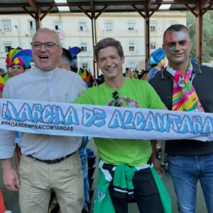 Pedro Granger Instagram - E chegou o grande dia da Marcha de Alcântara, ir pela avenida a pintar a manta!

O sempre bem disposto Padre António abençoa , o amigo Presidente da Junta Davide ajuda, e o Granger apadrinha os melhores afilhados de Lisboa inteira. 

Que hoje seja uma noite de festa onde, acima de tudo , não só mostremos o sorriso que Alcântara tem na cara, mas também o sorriso que Alcântara tem no coração. 

Até já e uma boa noite de Santo António para todos os bairros e marchas que na avenida vão fazer a festa , mas sobretudo para esta minha marcha e estes meus afilhados de Alcântara pelos quais já tenho tanta amizade e dos quais tenho um orgulho do tamanho do mundo! 

Abram alas que : 
Marcha Abençoada, Alcântara preparada! 
💛💪🏻

📷  @pedro_soar3s 

#PedroGranger #MarchaDeAlcantara #Alcantara #Lisboa #FestasDeLisboa #MarchasPopulares