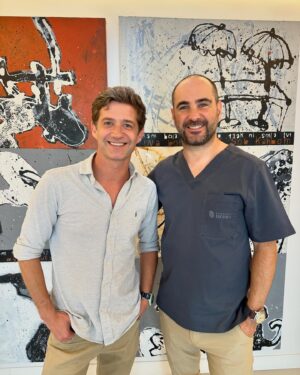 Pedro Granger Instagram - E a poucos dias de fazer mais um ano de vida, eis que a minha vida tropeça na do Luís e na simpatia e profissionalismo da sua equipa da @personalderma , 
Que este tenha sido o primeiro de muitos bons encontros , que andarmos de boa cara é o que se quer . 
Até já Personalderma team ✌🏻. 

#Pedrogranger #LuisUva #personalderma #Parceria