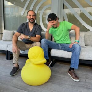 Pedro Granger Instagram - E se já havia milhentas boas razões para eu gostar de ir à @personalderma ter com o @dr.luis_uva eis que chegou mais uma :

O Yellow Duck mais fixe de Lisboa. 

Quero dizer … isso por enquanto até conseguir catrapiscar o raio do pato para minha casa . 
Até lá, vou saindo da @personalderma com a pele bem tratada e um grande sorriso na cara, o que, aqui entre nós, é mais que ótimo. 

#PedroGranger #LuisUva #PersonalDerma #Parceria #YellowDuck
