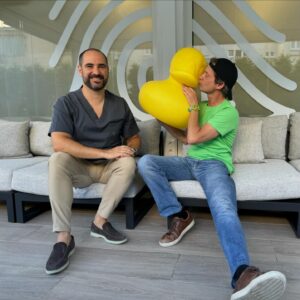 Pedro Granger Instagram - E se já havia milhentas boas razões para eu gostar de ir à @personalderma ter com o @dr.luis_uva eis que chegou mais uma :

O Yellow Duck mais fixe de Lisboa. 

Quero dizer … isso por enquanto até conseguir catrapiscar o raio do pato para minha casa . 
Até lá, vou saindo da @personalderma com a pele bem tratada e um grande sorriso na cara, o que, aqui entre nós, é mais que ótimo. 

#PedroGranger #LuisUva #PersonalDerma #Parceria #YellowDuck