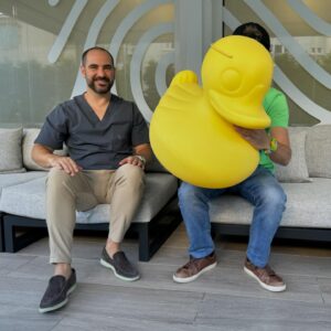 Pedro Granger Instagram - E se já havia milhentas boas razões para eu gostar de ir à @personalderma ter com o @dr.luis_uva eis que chegou mais uma :

O Yellow Duck mais fixe de Lisboa. 

Quero dizer … isso por enquanto até conseguir catrapiscar o raio do pato para minha casa . 
Até lá, vou saindo da @personalderma com a pele bem tratada e um grande sorriso na cara, o que, aqui entre nós, é mais que ótimo. 

#PedroGranger #LuisUva #PersonalDerma #Parceria #YellowDuck