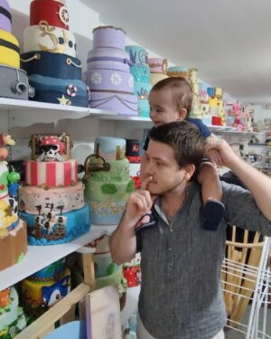 Pedro Malta Instagram - Qual tema escolhido para o 1⁰ níver de Dante?

Nem parece que foi ontem que eu e @fernandalmalta nos recolhemos - não para entrar na "casa mais vigiada do Brasil", mas na maternidade, para que ela trouxesse ao mundo esse pacote gorduchinho de amor. 

1 ano que passou voando, entre inúmeras fraldas, choros, risos, e marcos devidamente celebrados como as mais magníficas conquistas: 

As primeiras palavras ("papa", lide com isso Mor, ele falou antes 😅), as primeiras engatinhadas, a primeira vez que ficou de pé... 

E chegou a hora de comemorar isso tudo, na forma do seu 1⁰ aniversário, que  lá na frente será investigado como o ponto de início dos nossos cabelos brancos👴

Claro que não estávamos sozinhos: além da enorme ajuda das nossas famílias, contamos mais uma vez com a qualidade e gentileza da @alegricefestas - que já estava conosco desde antes de Dante nascer, auxiliando na produção do Chá Revelação do nosso então recém-revelado menininho. 

Agradeço a todo o staff, que já estava ansioso para dar vida à sua primeira festinha quando ele nem tinha vindo ao mundo ainda - meninas, vocês são demais!! 💙

Reforço o convite a todos os moradores da região metropolitana de Recife: confiem a decoração de seus eventos à competência da Alegrice, que ajudou a criar novas lindas lembranças.

Logo mais, fotos da festa - por enquanto, bora ver se vocês adivinham o tema escolhido!!! 🤫