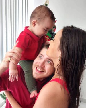Pedro Malta Instagram - A vida é um negocinho engraçado, né? 

@fernandalmalta sempre adorou o natal. 

Em um dado momento do natal de 2022 estávamos enchendo caixas de mudança rumo ao nosso novo lar, ainda em estado de êxtase pela real mudança que viria - e ela não seria só espacial, mas também emocional e espiritual. 

Dante veio "respirar o mesmo ar que nós", como diria poeticamente o meu pai, e que mudança ele promoveu: 

Hábitos, horários, rotinas... As pessoas falam sobre montanha-russa de emoções, mas está mais para uma máquina de lavar, centrifugando tudo junto, colorindo peças diferentes entre si, como cansaço, alegria, senso de realização, renúncias, ganhos e... roupinhas de bebê, é claro - muitas roupinhas de bebê.

Mas o saldo é um só, e é sublime: a vida, em sua expressão máxima, acontecendo. 

A cada dia, a cada "papá'", a cada "mamá" a cada puxão no rabo do pobre do nosso salsicha, Chicó, Dante aprende e nós aprendemos junto com ele. 

Obrigado Papai Noel e minha esposa, por presentearem um "bom menino" ao então ex-menino que definitivamente agora sou, aprendendo a cada dia como ser um homem - e um pai - melhor. 

Feliz Natal, a todos, de todo o coração ❤️🎅