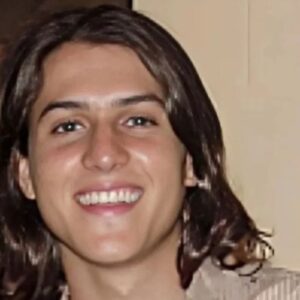 Pedro Malta Instagram - É com muito pesar que escrevo esta nota, sobretudo pela infeliz concidência de ter relatado a alguns veículos nos últimos dias o meu orgulho de ter feito parte de uma leva de pernambucanos que "invadiu" o eixo audiovisual do Sudeste. 

Tenham sido eles pioneiros, como Bruno Garcia, ou contemporâneos à minha chegada na tv, como Fabiana Karla, um outro ator que agora nos deixa, também merece grande destaque. 

Betito Tavares trouxe para "Coração de Estudante" toda a garra, irreverência e, por que não, o (genuíno) sotaque do nosso estado. 

Sobretudo para minha mãe, longe de sua terra, encontrar outro conterrâneo em ascensão em meio ao nosso debute em uma emissora como a Globo, foi um oásis de representatividade e identificação - sei que ela guarda sua memória com extremo carinho. 

A arte pernambucana e nordestina como um todo acorda um pouco mais triste hoje, mas que ela possa se inspirar ainda mais pelos sonhos de guerreiros como os nossos artistas, sempre com a fome de devorar o mundo com o seu talento. 

Meu extremo pesar e condolências à família, que Deus o receba em seus braços.