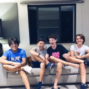 Pedro Miranda Instagram - Ouvi falar que eles estão preparando o primeiro álbum… e tentando essa pose de boyband… tentando… 😆✌🏻

>>>> vai até o final >>>>

💥O nome? 
A gente volta aqui logo pra contar!

#theomedon #pedromiranda #henriquebonadio #omurinha #nasceumabanda