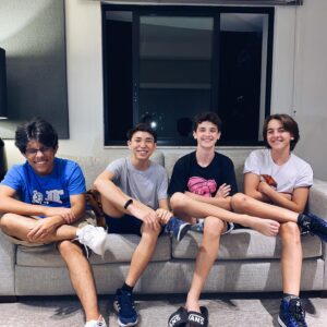 Pedro Miranda Instagram - Ouvi falar que eles estão preparando o primeiro álbum… e tentando essa pose de boyband… tentando… 😆✌🏻

>>>> vai até o final >>>>

💥O nome? 
A gente volta aqui logo pra contar!

#theomedon #pedromiranda #henriquebonadio #omurinha #nasceumabanda
