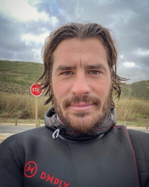 Pedro Sousa Instagram - Há dois tipos de surfistas. Os profissionais que são pagos e os estúpidos, como eu, que entram no mar quando estão 6 graus cá fora.