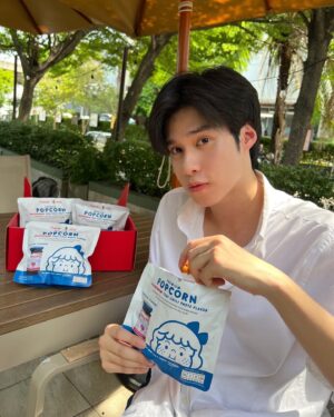 Peemapol Panichtamrong Instagram - ครั้งแรกในศตวรรษที่ 21 เปิดตัว “ป๊อปตัวเด็ด” แบบใหม่ อร่อยได้ ไม่ต้องลุ้น ! 

เพราะไม่ว่าจะหยิบคำไหนก็อร่อยคำนั้น กับ ”ป๊อปคอร์นรสน้ำพริกเผาไทยแม่ประนอม ตรา ชีคคุบี้“ หอมกลิ่นน้ำพริกเผา อร่อยกลมกล่อม เข้ากันอย่างลงตัว🍿✨ 

#แม่ประนอม #Cheekubie #CheekubieXMaepranom
