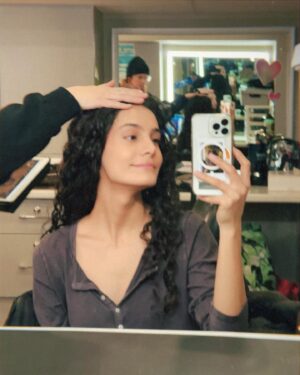Pegah Ghafoori Instagram - We’re halfway through filming! Give me your best season 3 predictionsss👇🏼
