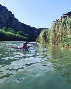 Peggy Stathakopoulou Instagram - Πρέβελη…Κολυμπώντας στο ποτάμι! Καλές διακοπές στους φίλους μου! Και μην ξεχνάτε!  Διακόπτουμε❤️💋🌹🎈