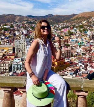 Peggy Stathakopoulou Instagram - Για όσους ταξιδεύουν μεγάλη η έξαψη🎈Για όσους μένουμε εδώ … ένα κρασί με τους φίλους μας και χαρούμενο τετραήμερο🌺❤️