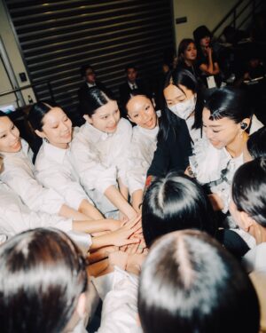 Pei-Yu Hung Instagram - 站在空曠的舞台上
由黑轉亮的那一瞬間
我想起獨自在黑夜裡時常忍不住奔跑的自己
那些邊收起耳機線 不自覺拉高外套拉鍊 就算穿著褲子走在暗巷裡也還是心跳加速的日子
這輩子作為女性 甚至只是一名人類
希望包含了混沌與破壞但總是帶來重生的陰性力量能夠更被重視
不論是有意無意磕撞的疼痛也能在這個生命裡得以好好被清創
學會如何支撐住自己也能夠願意伸出手支撐他人
「溫柔地去衝撞然後不要害怕 我們一起」
在延伸台看見光亮時我的身體充滿了這個念頭

沙文 / 污漬 / Fix You
這三首歌曲帶給我的包容和勇氣是非常巨大的
由衷感謝寫出這些歌曲的每一個創作者 

謝謝讓我沒有懸念站上舞台的每一個人
不論身在何處都會第一時間給予支援的建騏
小雍老師的編曲將細膩情感透過電氣的佈置包容了整段演出
耳機裡聽見布蘭地給予最厚實的聲音支撐總讓我覺得幸福
還有同步和我一起 在演出中即時協助調整的音控佐修
完成這個演出 很重要的還有圍繞在我身旁的每一位舞者
我想起跳舞時身體聆聽的狀態 那是包含了視覺的所有感官都敞開的
也清晰地提醒著 我們的一樣也非常地不一樣
感謝舞蹈統籌Yoyo老師 編舞阿幫老師 以及每個給予我溫暖眼光與笑容的女孩們
其後音樂夥伴對於演出內容不停歇堅持的討論與丟接 以及不時承接住軟軟的我 
神仙教母團與造型團隊自始至終對於美的守護和調整
何樂音樂每一個同事的溫暖應援
以及讓這個演出無事發生並且全力支持的金曲35團隊讓我連兩年參與了這個盛事

最後 是聽見我的所有人給予我很大的力量
我們很快再見 不論在什麼舞台上
也再次恭喜所有入圍以及得獎的創作者們 以及辛苦的評審團隊
能在你們面前演唱是我的榮幸

請再找我玩：）

-

演出製作 Production｜源活娛樂 YoungHope

音樂製作 Music Producer｜陳建騏 George Chen	
編曲 Arrangement｜黃少雍 Huang Shao Yong
和聲編寫 Backing Vocal Arrangement｜布蘭地 Brandy Tien
和聲 Backing Vocal｜布蘭地 Brandy Tien
大合唱 Choir｜布蘭地 Brandy Tien、黃子瑋 Wei Huang、陳以霖 Yi Lin Chen、胖球 Pon Chu、陳建騏 George Chen
混音工程師 Mixing Engineer｜黃少雍 Huang Shao Yong
混音錄音室 Mixing Studio｜Coop Studio
內場音響設計 Monitor Engineer｜葉佐修 Tso Hsiu Yeh
轉播混音 Broadcast Audio Engineer｜黃文萱 Ziya Huang

經紀公司 Artist Management｜其後音樂 Sorekara Music
唱片公司 Record Label｜何樂音樂 Pourquoi Pas Music
企劃統籌 Creative Director｜王小苗 Miao Wang
A&R｜Wendy Huang
藝人經紀 Artist Manager｜黃子瑋 Wei Huang
執行經紀 Assistant Manager｜蔡佳蓉 christytsai 

化妝師 Makeup Artist｜石詮 Chuan Shih
化妝助理 Makeup Assistant｜胡書瑜 Shushu
髮型師 Hair Stylist｜林威仲 Weic Lin
髮型助理 Hair Assistant｜李淑貞 Monica
造型設計 Wardrobe Stylist｜referenceitself 純粹參考、吳翛 Wu René
服裝 three-collared vest｜noir kei ninomiya
長褲 zero waste jeans｜PCES
珠寶 jewelry｜Deborah Tseng
服裝修改 Tailoring｜佳珍服飾修改設計

攝影師 Photographer｜連思博 EGG

特別感謝 Special Thanks｜陳以霖 Yi Lin Chen、左光平 Kuang Ping Tso、Toby Hsu、wearPractice、史孟玄 Monz Shih