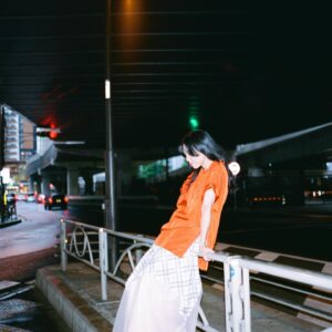 Pei-Yu Hung Instagram - 燈光熄滅後，繼續生活。

-

「你會回過頭來。」

聽見自己以堅定的語氣唱出這句歌詞時，腹部深處湧出了深深的哀傷。

一樣的旋律，一樣的歌詞，保留了熟悉的前奏，加進了新的編曲。依然是我的歌聲，但又是絕對不可能和當年一模一樣的歌聲。

我們都不可能路過時間而毫無改變，也不可能穿越成長的洗禮後，不曾銘刻下什麼。

我們仍然在追尋著，對於還沒有到來的明天；有時也會回過頭去，從錯失的回憶中撈取新的紀念。

不同的是，現在的自己，多了勇氣去等待，明白轉身離開也是一種選擇。就算你沒有回過頭，我也沒有遺憾。

因為我相信我們會再遇見。

每回唱出這首歌，我就能再次遇見那個最純粹的自己。我期待自己每次都能宛如第一次那樣地去愛，能夠因為美好去愛就已足夠。

〈踮起腳尖愛 (HPY Version)〉正式發行，請至各大串流平台收聽

-

Photographer: @8msmsm8 
Hair & Makeup: @rinodokai
Wardrobe Stylist: @referenceitself
Graphic Designer: @houth.tw
Special Thanks: @gem.gem.1048
