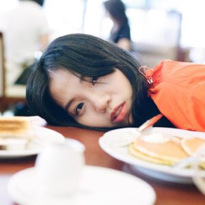 Pei-Yu Hung Instagram - 燈光熄滅後，繼續生活。

-

「你會回過頭來。」

聽見自己以堅定的語氣唱出這句歌詞時，腹部深處湧出了深深的哀傷。

一樣的旋律，一樣的歌詞，保留了熟悉的前奏，加進了新的編曲。依然是我的歌聲，但又是絕對不可能和當年一模一樣的歌聲。

我們都不可能路過時間而毫無改變，也不可能穿越成長的洗禮後，不曾銘刻下什麼。

我們仍然在追尋著，對於還沒有到來的明天；有時也會回過頭去，從錯失的回憶中撈取新的紀念。

不同的是，現在的自己，多了勇氣去等待，明白轉身離開也是一種選擇。就算你沒有回過頭，我也沒有遺憾。

因為我相信我們會再遇見。

每回唱出這首歌，我就能再次遇見那個最純粹的自己。我期待自己每次都能宛如第一次那樣地去愛，能夠因為美好去愛就已足夠。

〈踮起腳尖愛 (HPY Version)〉正式發行，請至各大串流平台收聽

-

Photographer: @8msmsm8 
Hair & Makeup: @rinodokai
Wardrobe Stylist: @referenceitself
Graphic Designer: @houth.tw
Special Thanks: @gem.gem.1048