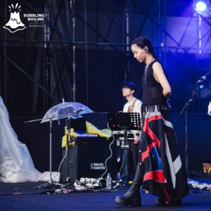 Pei-Yu Hung Instagram - 2024.06.16 泡泡島音樂與藝術節．東南站 #福州泡泡島

[ 演出歌單 Setlist ]

01. LET IT BLEED
02. 不在一起就不會分開
03. 在海邊
04. 廢到月亮
05. 踮起腳尖愛 (HPY Version)
06. 這條小魚在乎
07. 嗨！我回來囉
08. 無慣例的早晨

[ 工作人員名單 Crew ]

Band Leader、貝斯｜林恩立
吉他｜詹詠翔
鍵盤｜卞宗仁
鼓手｜簡聿民
Program、吉他｜趙宇晨
FoH 音響設計｜光頭
Monitor 音響設計｜佐修

造型設計｜ @referenceitself 
化妝師｜石詮
裙｜ @pces_studio 
首飾｜ @fe3c_official 

執行經紀｜蔡佳蓉
唱片公司｜何樂音樂

📷 #泡泡島音樂與藝術節
