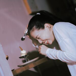 Pei-Yu Hung Instagram - 收到 500 輯的邀請，在某個天氣舒爽的下午跟著編輯芷婕以及攝影師的腳步，我們在台北的巷弄裡鑽來鑽去、跑跑跳跳。看見陽光一絲一絲地落在建築物和地面，沿路的植物們展露色彩、充滿活力的樣子，我想春天是真的來了。

那天的聊天很開心，可能因爲喝到了極度美味的西西里以及無法停下進食、止不住讚嘆的布丁，曬了足夠的太陽與步行，身體很愉快。我還記得芷婕笑開的臉以及書寫專注的模樣，讓對話的過程不僅僅是對話，也讓我回頭思考了這些日子之於身體的一些感受。

天氣變化的速度激烈，希望大家都保重，享受春天的睏意，也盡情體驗生命萌發的每個時刻。

（btw水逆好像要來了，該冷靜檢視的都盡力去面對，我們一起撐過！週日大港見啦！）

-

Presented by @500times_tw 
Photographer @rafael_wu 
Makeup Artist @chuansform