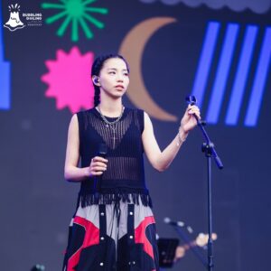 Pei-Yu Hung Instagram - 2024.06.16 泡泡島音樂與藝術節．東南站 #福州泡泡島

[ 演出歌單 Setlist ]

01. LET IT BLEED
02. 不在一起就不會分開
03. 在海邊
04. 廢到月亮
05. 踮起腳尖愛 (HPY Version)
06. 這條小魚在乎
07. 嗨！我回來囉
08. 無慣例的早晨

[ 工作人員名單 Crew ]

Band Leader、貝斯｜林恩立
吉他｜詹詠翔
鍵盤｜卞宗仁
鼓手｜簡聿民
Program、吉他｜趙宇晨
FoH 音響設計｜光頭
Monitor 音響設計｜佐修

造型設計｜ @referenceitself 
化妝師｜石詮
裙｜ @pces_studio 
首飾｜ @fe3c_official 

執行經紀｜蔡佳蓉
唱片公司｜何樂音樂

📷 #泡泡島音樂與藝術節