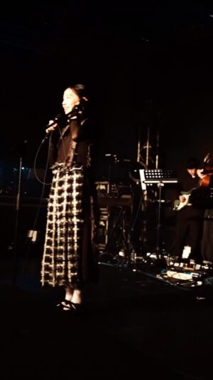 Pei-Yu Hung Instagram - 空隙（”明室 Silver Lining” 2024 Asia Tour Live in HongKong）

從香港回來、結束了大港的演出之後，我開始回到排練場，竟然一個月就這樣過去了⋯

看到夥伴紀錄的影片覺得好險有這些美好的歌，能接住不同時期的自己，也很榮幸有這個機會，把這樣的自己分享給大家。謝謝來到現場的每一個人。

最後，除了週末即將在戲劇院上演的《誠實浴池》演出，四月底也會有一首新的單曲上線，收錄在《不完全自救手冊》，敬請期待！

🩶

#岑寧兒 #空隙