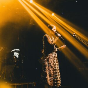 Pei-Yu Hung Instagram - 洪佩瑜 Pei-Yu Hung “明室 Silver Lining” 2024 Asia Tour
Music Zone @ E-Max, Hong Kong 

[ 演出歌單 Setlist ]

01. Passenger Side
02. 不在一起就不會分開
03. 污漬
04. 空隙 (岑寧兒 cover)
05. 纖維 (林憶蓮 cover)
06. 躲貓貓
07. 在海邊
08. 雀斑 (盧凱彤 cover)
09. 無慣例的早晨
10. 廢到月亮
11. LET IT BLEED
12. Dive (Olivia Dean cover)
13. 千尋未知
14. 嗨！我回來囉 
15. 你是自由的
16. 明室

Encore
踮起腳尖愛 (HPY Version)

[ 工作人員名單 Crew ]

Band Leader、鍵盤｜鄭昭元
吉他｜羅紹恩
貝斯｜林恩立
鼓手｜簡聿民
Program、吉他｜趙宇晨
FoH 音響設計｜史孟玄
Monitor 音響設計｜葉佐修
燈光設計協力｜吳峽寧

造型設計｜ @referenceitself 
妝、髮｜HPY
服裝提供｜ @atelier.de.cc 

經紀人、演出統籌｜黃子瑋
執行經紀｜蔡佳蓉

經紀公司｜其後音樂
唱片公司｜何樂音樂

主辦單位｜ @oc2s_music @sunchaseproductions 

📷 @2ectohandle