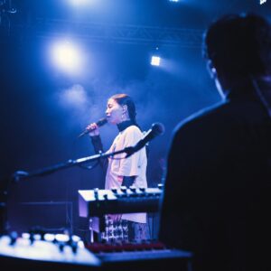 Pei-Yu Hung Instagram - 洪佩瑜 Pei-Yu Hung “明室 Silver Lining” 2024 Asia Tour
Music Zone @ E-Max, Hong Kong 

[ 演出歌單 Setlist ]

01. Passenger Side
02. 不在一起就不會分開
03. 污漬
04. 空隙 (岑寧兒 cover)
05. 纖維 (林憶蓮 cover)
06. 躲貓貓
07. 在海邊
08. 雀斑 (盧凱彤 cover)
09. 無慣例的早晨
10. 廢到月亮
11. LET IT BLEED
12. Dive (Olivia Dean cover)
13. 千尋未知
14. 嗨！我回來囉 
15. 你是自由的
16. 明室

Encore
踮起腳尖愛 (HPY Version)

[ 工作人員名單 Crew ]

Band Leader、鍵盤｜鄭昭元
吉他｜羅紹恩
貝斯｜林恩立
鼓手｜簡聿民
Program、吉他｜趙宇晨
FoH 音響設計｜史孟玄
Monitor 音響設計｜葉佐修
燈光設計協力｜吳峽寧

造型設計｜ @referenceitself 
妝、髮｜HPY
服裝提供｜ @atelier.de.cc 

經紀人、演出統籌｜黃子瑋
執行經紀｜蔡佳蓉

經紀公司｜其後音樂
唱片公司｜何樂音樂

主辦單位｜ @oc2s_music @sunchaseproductions 

📷 @2ectohandle