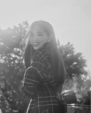 Pei-Yu Hung Instagram - 經過漫長的冬日，踏著輕巧、充滿好奇的步伐穿梭在灑落的陽光之間，愉快的心情從穿在身上的空間開始建立。

CHANEL 2024春夏高級時裝系列，一個來自南法耶爾（Hyères）的諾瓦耶別墅（Villa Noailles）空間的靈感，將曾經交織了藝術匯集的流動、建築線條、自然景觀與採光的思考，一件件充滿韻律感的設計成了此次春夏系列主要的魅力所在。展現童心、直率，同時保有優雅與隨興的姿態，休閒之中穿插充滿細節的精緻工藝，這樣看似既衝突又融合的過程，像是充滿生氣的季節一樣帶來了活力，疊加出更多富有生命力的世界觀。

如同歌頌著諾瓦耶別墅花園的故事一般，讓我們帶著自由自在的心、徜徉在希望與慶祝的氛圍中，為這個春夏開啟一個自在、不受拘束的清新樣貌。

#CHANELSpringSummer @chanelofficial