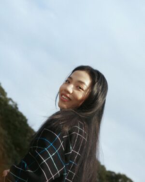 Pei-Yu Hung Instagram - 經過漫長的冬日，踏著輕巧、充滿好奇的步伐穿梭在灑落的陽光之間，愉快的心情從穿在身上的空間開始建立。

CHANEL 2024春夏高級時裝系列，一個來自南法耶爾（Hyères）的諾瓦耶別墅（Villa Noailles）空間的靈感，將曾經交織了藝術匯集的流動、建築線條、自然景觀與採光的思考，一件件充滿韻律感的設計成了此次春夏系列主要的魅力所在。展現童心、直率，同時保有優雅與隨興的姿態，休閒之中穿插充滿細節的精緻工藝，這樣看似既衝突又融合的過程，像是充滿生氣的季節一樣帶來了活力，疊加出更多富有生命力的世界觀。

如同歌頌著諾瓦耶別墅花園的故事一般，讓我們帶著自由自在的心、徜徉在希望與慶祝的氛圍中，為這個春夏開啟一個自在、不受拘束的清新樣貌。

#CHANELSpringSummer @chanelofficial