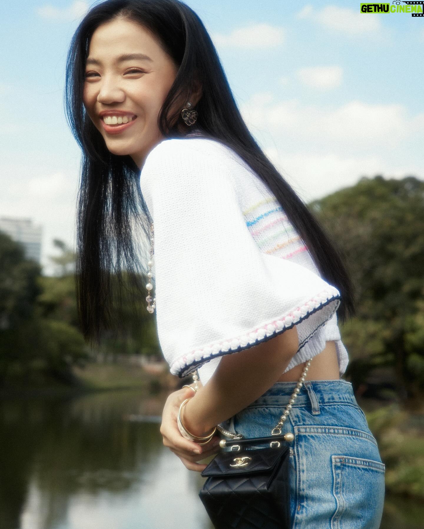Pei-Yu Hung - 2.2K Likes - 躺在柔軟的草地上,一片綠意延伸出無邊的想像。
“Gardening is about communication, relationship, routines and life enrichment. Gardens are places that connect us to the season and the life cycle.” — COSTA GEORGIADIS
每一個生命所展現的獨特與複雜,在和諧和衝突交織的過程中找到平衡的瞬間是充滿生氣的。如同每個階段藉由探索不同面向的自己,練習在限制中發現未知的可能、擁抱當下的選擇,在這個在充斥著萌發的季節開始是個很不錯的練習。
被這個世界滋養,也成為能夠滋養他人的存在。
CHANEL 2024春夏高級時裝系列,以現代主義建築諾瓦耶別墅為靈感,不對稱設計自由奔放又不失柔軟的風格展現,繽紛色彩與花卉印花,像是透過系列中一件件作品,看見了留在諾瓦耶那片生機盎然的花園裡的風景。
準備好恣意綻放了嗎🌼
#CHANELSpringSummer @chanelofficial