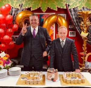 Penn Jillette Instagram - @caesarsentertainment treated us to cake and cupcakes to celebrate the 30th anniversary of our first #vegas show at #ballyslasvegas