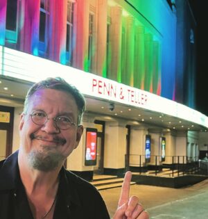 Penn Jillette Instagram - Just one more show left tomorrow at one of my favorite places to play in the world @eventimapollo 
#london #uktour2023 #hammersmithapollo #magic #pennandteller #soldout
