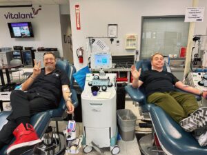 Penn Jillette Instagram - ✋ Show of hands if you’re up to saving a life before the end of the year! We recently donated
blood @VitalantNV and they’re hoping you do the same to maintain our community’s blood
supply. Anyone who donates at one of Vitalant’s donor centers or mobile drives between
Dec. 19 and Jan 1 will get a voucher good for two free tickets to see our show. Visit
vitalant.org.
#blooddonor #donateblood #vitalantnv