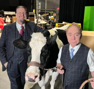 Penn Jillette Instagram - Look who showed up at rehearsal yesterday! #Elsiethecow is a featured cast member in our show each night @riovegas #disappearingnightly 
.
.
.
#magic #comedy #elsiethecow