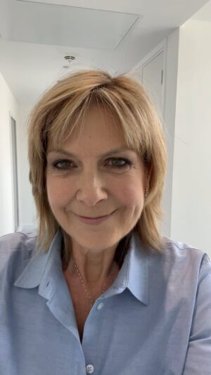 Penny Smith Instagram - After my favourite escalator… (@royaloperahouse) comes my favourite door release… #livingthehighlife