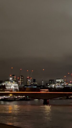 Penny Smith Instagram - Symphony in red and grey on the Thames embankment this evening. I reckon it’s what Whistler would have titled a painting of it, if he was poking at those canvases now. #thames
