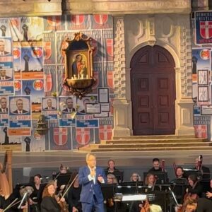 Penny Smith Instagram - One of my favourite dates in the calendar. The opening night of the @operahollandpark season. #tosca @jamesohp …….