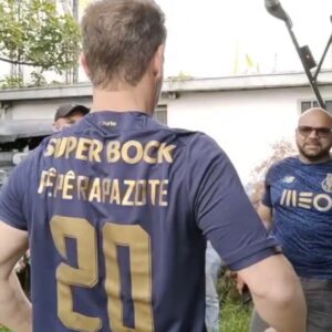 Pêpê Rapazote Instagram - Aviso continua a conter linguagem censurada. Parte II

E porque o autor deste vídeo tem uma sabedoroa muito particular em relação ao post de vídeos no instagram aqui vai atrasado, com o mesmo carinho e a mesma dedicação. E com a mesma linguagem.
"Bibó Porto C#$*lho" !!!

#fcp @fcporto

Y debido a que el autor de este video tiene una sabiduría muy particular en relación al posteo de videos en instagram, aquí llega tarde, con el mismo cariño y la misma dedicación. Y con el mismo lenguage. "Bibó Porto C # $ * lho" !!!