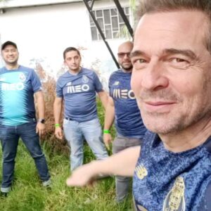Pêpê Rapazote Instagram - VAMOS PORTO, Traz-nos neste dia mais uma Alegria, mais uma Vitória!

Na senda da educação destes novos Dragões na cultura Portista, expliquei-lhes que algumas marchas se fazem de mãos na cintura. Ora ao som da Maria Amélia Canossa, verificámos que na terra das "papas criollas" a cintura também é um conceito vago.... e difícil de definir. Voltemos ao velho "Bibó Porto C@#$lho" . Esse já eles sabem decor. E com sotaque !!! Obrigado meu Porto

En el proceso de educar a estos nuevos Dragões en la cultura Portista, les expliqué que hay marchas en Portugal que se hacen con las manos en la cintura. Ahora acompañados por nuestra Maria Amélia Canossa, lográmos entender que en la tierra de las "papas criollas" la cintura también es un concepto vago ... y difícil de definir. Volvamos al antiguo "Bibó Porto C @ # $ lho". Este ya lo conocen de memória. Y lo dicen con acento !!! gracias mi Porto