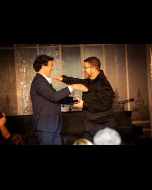 Pepe Rodríguez Instagram - Vaya dos noches maravillosas entregando premios . Primero a @danigarcia7 hombre del año en la maravillosa revista @esquirees y también para @cadena100 donde javi y Mar hacen una gala solidaria que debéis buscar en internet …. Por un mundo mejor!!!!
Que suerte la mía de poder participar en ellas felicidades a los premiados