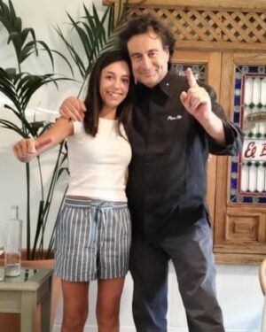 Pepe Rodríguez Instagram - Que suerte recibir en @elbohiooficial a la finalista de @masterchefjunior_esp  Mi queridísima @carlamcj9  Lo más bonito de Carrizosa. Junto con Illescas , el mejor pueblo de Castilla La Mancha 😝😝😝😝😝😝 que naturalidad. Que sencillez , que maravilla de niña!!!! Que se me está haciendo mayor 😩😩😩😩😩😩. Sabes lo mucho que te quiero ❤️❤️❤️🍇🍇🍇