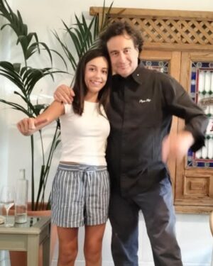 Pepe Rodríguez Instagram - Que suerte recibir en @elbohiooficial a la finalista de @masterchefjunior_esp  Mi queridísima @carlamcj9  Lo más bonito de Carrizosa. Junto con Illescas , el mejor pueblo de Castilla La Mancha 😝😝😝😝😝😝 que naturalidad. Que sencillez , que maravilla de niña!!!! Que se me está haciendo mayor 😩😩😩😩😩😩. Sabes lo mucho que te quiero ❤️❤️❤️🍇🍇🍇