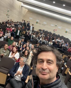 Pepe Rodríguez Instagram - Ha sido un placer charlar y debatir en @uspceueps de la mano de @generali_es junto al gran @ciscogarve  Hemos charlado con alumnos bajo el lema “la actitud suma “ ha sido una mañana preciosa hablando de presente y futuro ,,, de lo humano y lo divino .. etc  que difícil es hablar a jóvenes de cómo gestionar el éxito. El fracaso . Lo bueno. Lo malo.  Cuando uno sabe que el futuro son ellos ,,, solo decir para simplificar que lo importante en la vida es ser buenas personas.  Buenas personas hacen buenas empresas. Buenas familias  buenas relaciones. Etc.