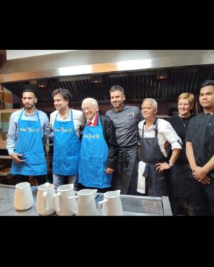 Pepe Rodríguez Instagram - Que suerte inaugurar con el @padre.angel otro restaurante Robin Hood  Ahora que se inauguran restaurantes todos los días !!! Este es diferente. Los más necesitados se sientan a la mesa con la misma dignidad del los seres humanos que consumimos restaurantes sin a veces caer en la cuenta del privilegio que supone ,,solo un ser de luz como el padre ángel se le ocurriría tratar a todo el mundo por igual  Por que ahi ,sentados con su mantel de tela y su servilleta y con una cocina profesional las personas recuperamos aquello que en algún momento perdimos ,,,y que decir de los voluntarios ??? Dejan su tiempo para los más necesitados con una sonrisa que ya quisiéramos los profesionales.  Otra lección que me llevo !!!