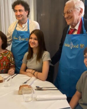 Pepe Rodríguez Instagram - Que suerte inaugurar con el @padre.angel otro restaurante Robin Hood  Ahora que se inauguran restaurantes todos los días !!! Este es diferente. Los más necesitados se sientan a la mesa con la misma dignidad del los seres humanos que consumimos restaurantes sin a veces caer en la cuenta del privilegio que supone ,,solo un ser de luz como el padre ángel se le ocurriría tratar a todo el mundo por igual  Por que ahi ,sentados con su mantel de tela y su servilleta y con una cocina profesional las personas recuperamos aquello que en algún momento perdimos ,,,y que decir de los voluntarios ??? Dejan su tiempo para los más necesitados con una sonrisa que ya quisiéramos los profesionales.  Otra lección que me llevo !!!