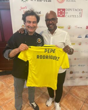Pepe Rodríguez Instagram - Vaya día intenso en Villareal !!! En las jornadas que @a.s.h.i.o.vi prepara alrededor de la olla típica del pueblo !!! Un placer también recibir de manos del gran Marcos senna la camiseta del @villarealf.c_oficial con mi nombre.  Que orgullo !!!! Y luego visita a las instalaciones de @porcelanosa  inolvidable !!! Con amigos cocineros y todo el pueblo que se acerco a arroparnos.  Un año más !!!!!