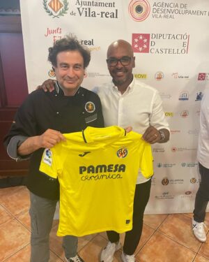 Pepe Rodríguez Instagram - Vaya día intenso en Villareal !!! En las jornadas que @a.s.h.i.o.vi prepara alrededor de la olla típica del pueblo !!! Un placer también recibir de manos del gran Marcos senna la camiseta del @villarealf.c_oficial con mi nombre.  Que orgullo !!!! Y luego visita a las instalaciones de @porcelanosa  inolvidable !!! Con amigos cocineros y todo el pueblo que se acerco a arroparnos.  Un año más !!!!!
