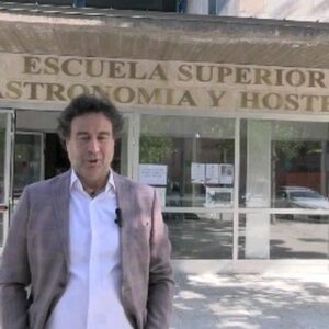 Pepe Rodríguez Instagram - ¡@pepe_rodriguezrey 👨🏻‍🍳, del restaurante @elbohiooficial y jurado en @masterchef_es , es embajador de nuestra Escuela Gastronómica de #Toledo!🤩

Junto a él nuestros alumnos van a conocer todos los secretos para convertirse en grandes profesionales del arte culinario🙌.

Nuestra Escuela Gastronómica se encuentra en un edificio de 7.500 m2 con dos restaurantes🍛 y cafetería☕ abiertos al público. Sus cocinas, aulas, salas de catas, de despieces, salón de actos y resto de instalaciones y equipamiento, hacen que sea un verdadero lujo ser parte de esta escuela🏢.

⬇️Conoce la oferta formativa de nuestra Escuela Gastronómica:

🍴Técnico en Cocina y Gastronomía (Grado Medio)
🍰Técnico en Panadería repostería y confitería (Grado Medio)
👨‍🍳Técnico en Servicios en Restauración (Grado Medio)
🍷Técnico Superior en Dirección de cocina (Grado Superior)
🥂Técnico Superior en Dirección de servicios de Restauración (Grado Superior)

🗓 Matrículas abiertas 2023-2024
💻 https://www.cesjuanpablosegundo.es/toledo/
📲  34 925 221 526 – 665 927 171
📩 administracion.toledo@cesjuanpablosegundo.es

#EncuentraTuPotencial #FamiliaCES #yoestudioenCESJPII #CESJuanPabloII #formacionprofesional #informacion #masterchef #formaciones #formaciondecalidad #centrodeformacion #gastronomía #escuelaDeGastronomía #Pasterlería #HosteleríaToledo