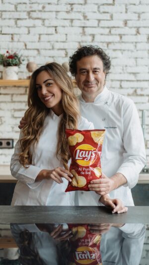 Pepe Rodríguez Instagram - ¡Marchando una de tortilla! 👨🏻‍🍳
@lays_esp me ha propuesto el reto de cocinar su nueva tortilla de patatas con patatas @lays_esp al punto de sal, ¡y me ha encantado! 🤤
Anímate también a cocinar tu mejor tortilla y dásela a probar a tus amigos o familiares. ¡No les hagas spoiler de que lleva patatas @lays_esp ! 🤫
INGREDIENTES 🍳
8 huevos.
Aceite de Oliva Virgen Extra.
Una pizca de sal.
1 bolsa grande de Lay’s al punto de sal (160g).
Y si quieres darle un toque especial, añade 2 cucharadas de cebolla caramelizada.
¡Gracias @lays_esp por el descubrimiento!
#inesperadamentebuena