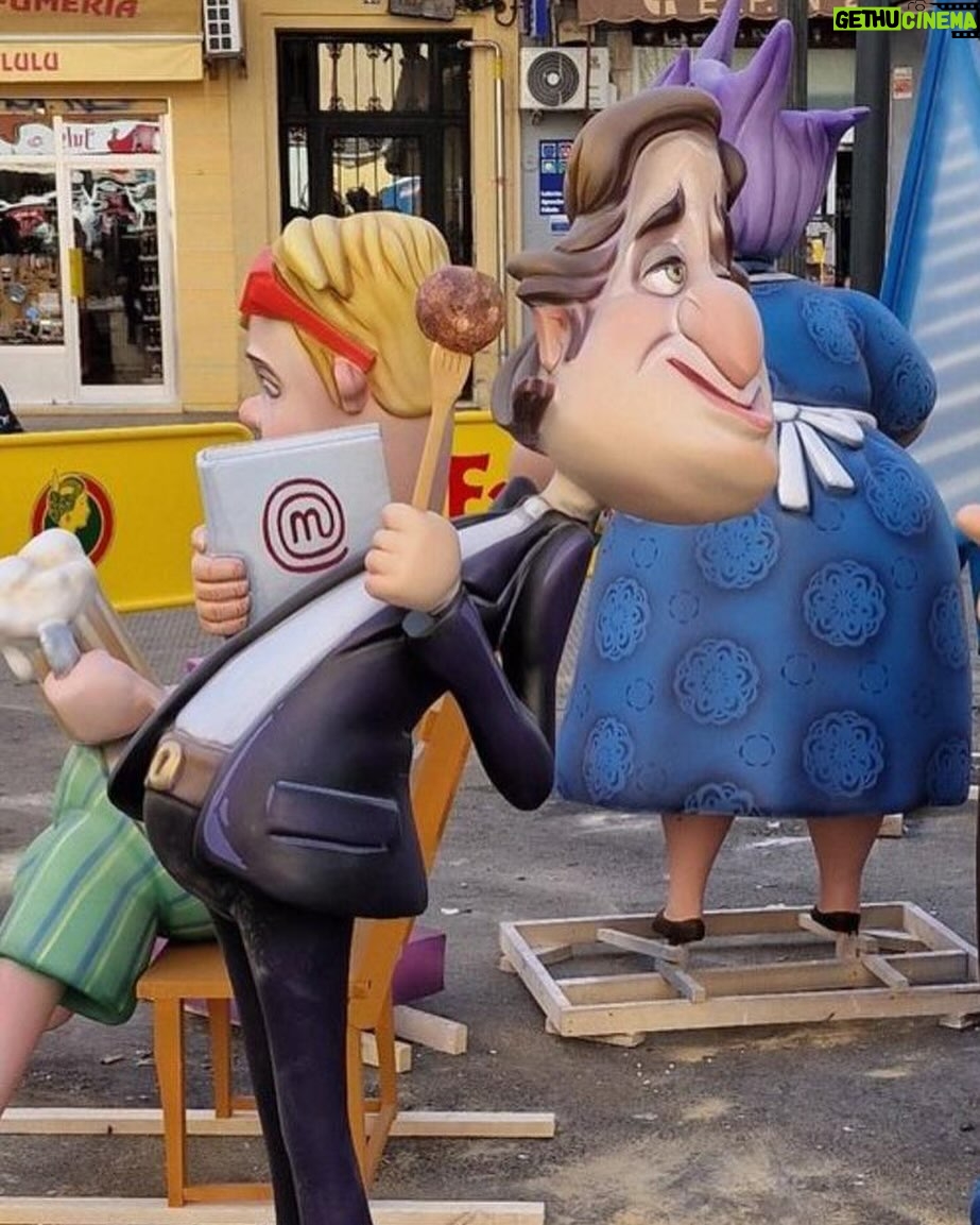 Pepe Rodríguez - 9.3K Likes - 🔥 “Aquí me tenéis, convertido en falla y listo para el espectáculo. Con la cantidad de vino que llevo encima, no es de extrañar que vaya a arder una semana entera. Así que, mientras mi efigie se prepara para iluminar Valencia, recordemos que, como un buen vino, algunas cosas solo mejoran con el tiempo... y con un poco de fuego. ¡Salud por las tradiciones que nos hacen brillar, incluso si es en llamas! 🌟
Mis disculpas por anticipado a los servicios de bomberos de la Comunidad Valenciana, por hacerlos trabajar horas extra. 🔥 🔥🔥 👨🚒 🚒
#Fallas2024 #PepeEnLlamas #TradiciónConChispa”