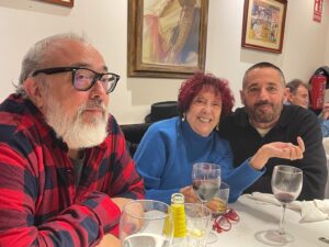 Pepón Nieto Instagram - Comidas improvisadas con sobremesas pactadas que son arte. @maruja.torres @alexdelaiglesia @carolinabang @edugalan1980 @ilegalesrock  @casahortensia