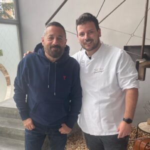 Pepón Nieto Instagram - Hoy en Badajoz he tenido el honor de inaugurar la barra del chef del Restaurante Dromo @dromo_bdjz de la mano del talentoso @juanma_dromo Un viaje gastronómico que no te puedes perder si estás en Extremadura. Esto es lo bueno de las giras, poder visitar a los amigos y disfrutar de la gastronomía y de la buena mano de gente tan enamorada de la cocina como JuanMa. Gracias por abrirnos tu casa y darnos gloria. ❤️